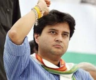 सिंधिया का मामला खुलवाने वाले अधिकारी की छुट्टी