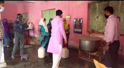 नगर परिषद अध्यक्ष एवं समाज सेवियों की सराहनीय पहल, गरीब परिवारों को बांटा रहे हैं निःशुल्क भोजन