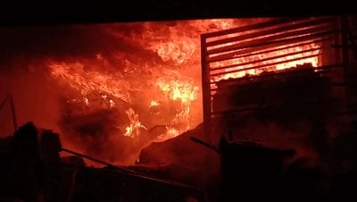 फोम के गद्दों के गोदाम में लगी आग, पड़ोसी की छत पर कूदकर बचाई जान, दो की मौत की खबर