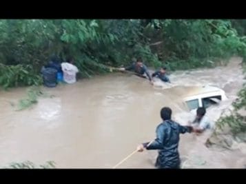 MP में दर्दनाक हादसा:अनियंत्रित होकर नदी में गिरी कार, पति-पत्नी समेत बच्चे की मौत