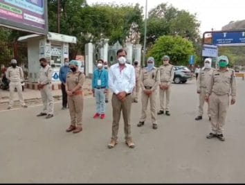 कोरोना वारियर टी आई चंद्रवंशी को श्रद्धांजलि अर्पित, पुलिस प्रशासन ने रखा दो मिनट का मौन