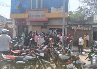 मेडिकल स्टोर पर उड़ रही सोशल डिस्टेंसिंग की धज्जियां