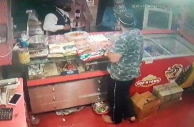 फर्जी पत्रकारों ने व्यापारी पर 50 हज़ार की डाली अड़ी, सीसीटीवी में कैद