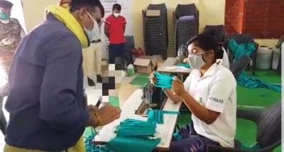 महिला पुलिसकर्मी ड्यूटी करने के साथ बना रही मास्क