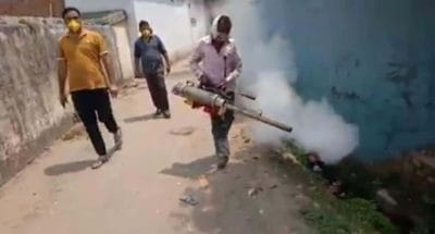 मच्छरों के प्रकोप से बचने महिला सरपंच ने गांव में कराई फॉगिंग