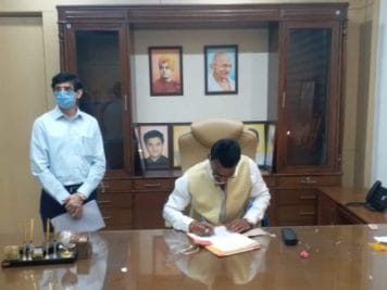 अब सिंधिया की इस फोटो को लेकर उठा विवाद, कांग्रेस ने उठाए सवाल