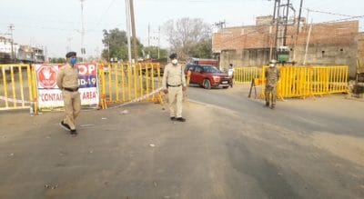 शहर के प्रमुख मार्गो पर नाकाबंदी के साथ पुलिस की तैनाती