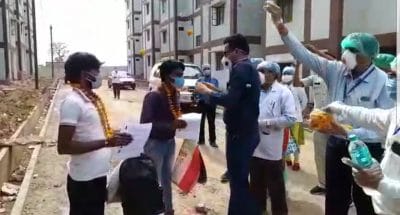 सतना में दो मरीजों ने कोरोना को दी मात, कलेक्टर ने माला पहनाकर किया विदा