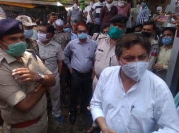 माल जब्त करने गए प्रशासन और व्यापारियों में विवाद, सोशल डिस्टेंसिंग की उडी धज्जियां