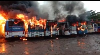 बस स्टैंड पर खड़ी 7 बसों में भीषण आग, फायर ब्रिगेड की 8 गाड़ियों ने मुश्किल से पाया काबू