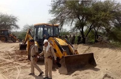 चम्बल राजघाट पर डंप रेत को फैलाती थ्रीडी मशीन, हज़ारों ट्रॉली रेत की गई नष्ट