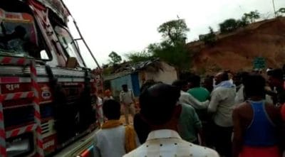 तेज रफ़्तार ट्रक ने तीन बच्चों को रौंदा, गुस्साए लोगों ने की तोड़फोड़, लगाया जाम