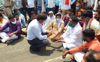 वेयरहाउस में चना खरीदी केंद्र पर लापरवाही मामले में विधायक ने दिया धरना, सड़क पर लगाया जाम