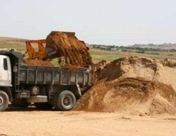 Datia News: अवैध रेत उत्खनन और परिवहन जारी, ओवरलोड ट्रैक्टर चालकों को नहीं पुलिस का भय