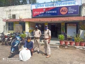 स्कूटर पर शराब बेचने ले जाते युवक को पकड़ा