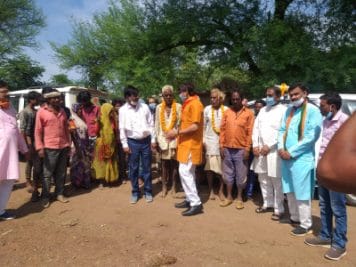 वोटरों को लुभाने के लिए बीजेपी नेता सुमेर सिंह सोलंकी ने बजाया ढोल