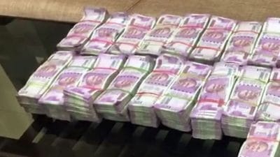 कांग्रेस नेता के घर संचालित हो रहा था जुआ, पुलिस की दबिश, लाखों रुपये जब्त