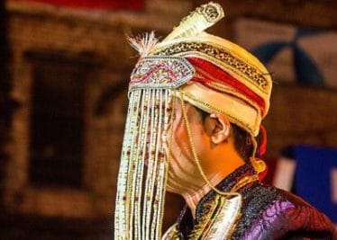 इंदौर : घोड़ी पर चढ़ा दूल्हा, पुलिस को देख भागे बाराती, देखें वीडियो