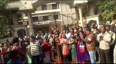 फीस और ऑनलाइन क्लास के लिए स्कूल के बाहर हंगामा, नारे लगे शिवराज मामा न्याय दिलाओ