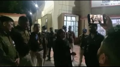 चाकू के साथ पुलिस ने पकड़ा युवक, थाने पहुंचकर कांग्रेस नेत्री ने किया हंगामा