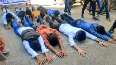 MP News: जब सीएम शिवराज से बड़ी मांग करते हुए दंडवत हुए प्रदेश के युवा