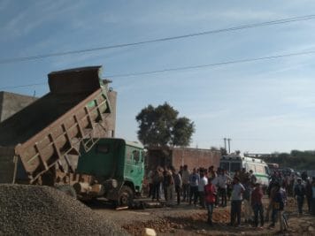 हाईटेंशन लाइन से टकराया डंपर, हादसे में ड्रायवर की मौत क्लीनर घायल