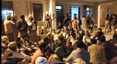 धरने पर बैठे कांग्रेस विधायक, किसान नेताओं की रिहाई की मांग, दी ये चेतावनी