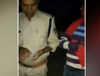 दतिया एसपी का एक्शन- ASI और आरक्षक निलंबित, रिश्वत लेते हुआ था VIDEO VIRAL