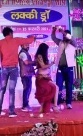 बीजेपी नेताओं के आतिथ्य वाले कार्यक्रम में अश्लील डांस, लोगों ने जमकर लुटाए पैसे, देखिये Video