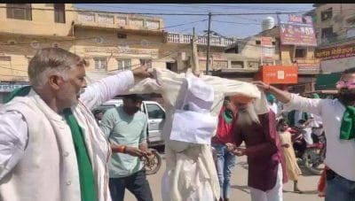 भारत बंद: सड़कों पर निकले किसान, प्रधानमंत्री का पुतला फूंका, बाज़ार रहा बंद