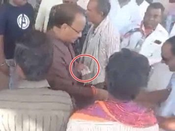 दमोह उपचुनाव 2021: कांग्रेस प्रत्याशी अजय टंडन का नोट बांटते वीडियो वायरल, मचा हड़कंप