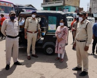 Datia News : परिवहन अधिकारी ने बसों एवं आटो पर मास्क लगाने के लिए पोस्टर लगा कर दिया जागरूकता का संदेश