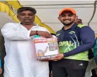 Bhopal : क्रिकेट में मैन ऑफ द मैच को इनाम में 5 लीटर पेट्रोल, हर्षा भोगले ने ली चुटकी