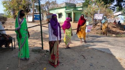 महिलाओं ने की गांव की सीमा सील, लाठियां लेकर दे रही पहरा