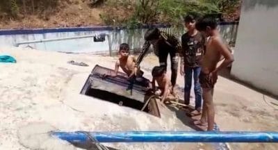 खबर का असर: पानी के टैंक में नहाने का मामला, ग्वालियर निगम के 3 कर्मचारियों पर गिरी गाज