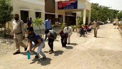 कोरोना कर्फ्यू : पुलिस ने लोगों को बनाया मेंढक, फिर टर्र-टर्र की आवाज निकालते हुए भेज दिया अस्थाई जेल