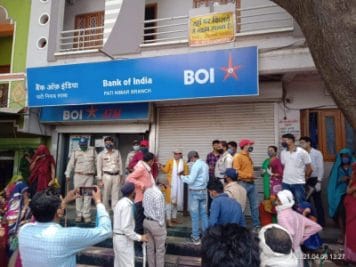 कोरोना के नियमों का उल्लंघन करने पर प्रशासन की कार्रवाई, बैंक शाखा को किया सील