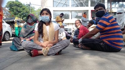 अस्पताल में हंगामा, तीन बेटियों सहित धरने पर बैठे परिजन, ये है पूरा मामला