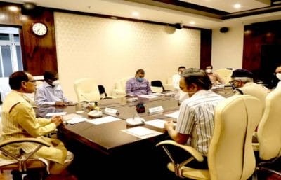 सीएम शिवराज की अफसरों के साथ आपात बैठक, ज्यादा आबादी वाले क्षेत्रों में लॉकडाउन पर विचार