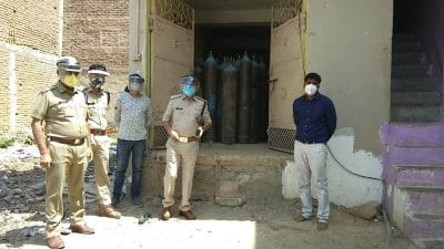 डबरा : प्रशासन की छापेमार कार्रवाई, किल्लत के बीच दो दर्जन ऑक्सीजन सिलेंडर बरामद