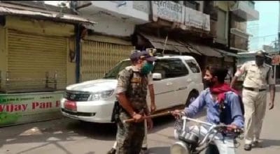 छतरपुर में कोरोना कर्फ्यू को लेकर प्रशासन सख्त, कलेक्टर और एसपी उतरे सड़कों पर
