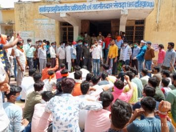 Datia में सीएम राइज स्कूल का मामला गरमाया, पांच घंटे चला धरना प्रदर्शन, प्रशासन रहा मौन