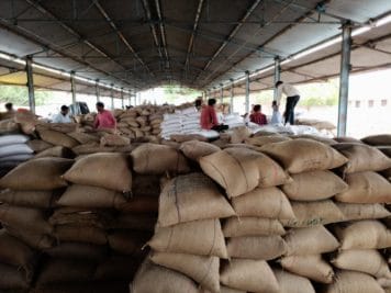 शिवपुरी : किसानों का आरोप, गेहूं खरीदी केंद्रों पर चल रही खुलेआम लूट