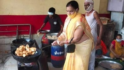 पंचायती भोजनशाला में खाना तैयार कर गरीबों में बांटा, खाली डिब्बों में लगाए पौधे