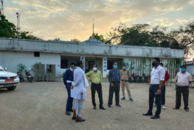 कर्फ्यू में जा रही थी बारात, पुलिस ने पकड़कर थाने में बिठाया, चालान काटा