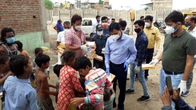 जरूरतमंदों के लिए आगे आये छतरपुर कलेक्टर, अपने वेतन से 2 हजार खाने के पैकेट बाटें