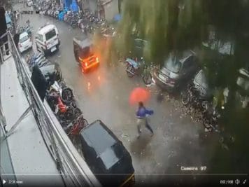 Cyclone Tauktae: सड़क पार कर रही महिला पर अचानक गिरा विशाल पेड़ और फिर, Video Viral