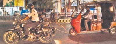 ट्रैफिक पुलिस की दरियादिली, बाइक से रिक्शा बांधकर 11 किलोमीटर दूर घर पहुंचाया