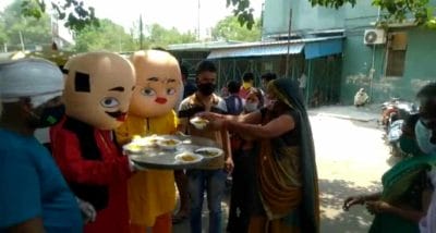 कोरोना पेशेंट के चेहरे पर हंसी ला रहे मोटू पतलू, मरीजों के अटेंडर्स को खिला रहे खाना