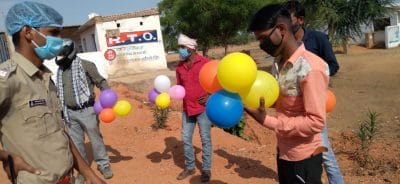 कोरोना कर्फ्यू : निवाड़ी पुलिस ने लोगों के फेफड़ों का लिया रियल्टी टेस्ट, बेवजह घूमने वालों से फुलवाए गुब्बारे